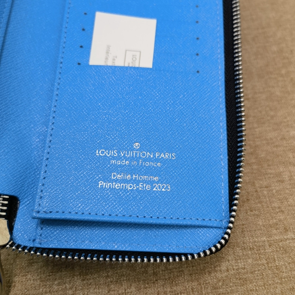 LVコピーウォレット着用イメージ